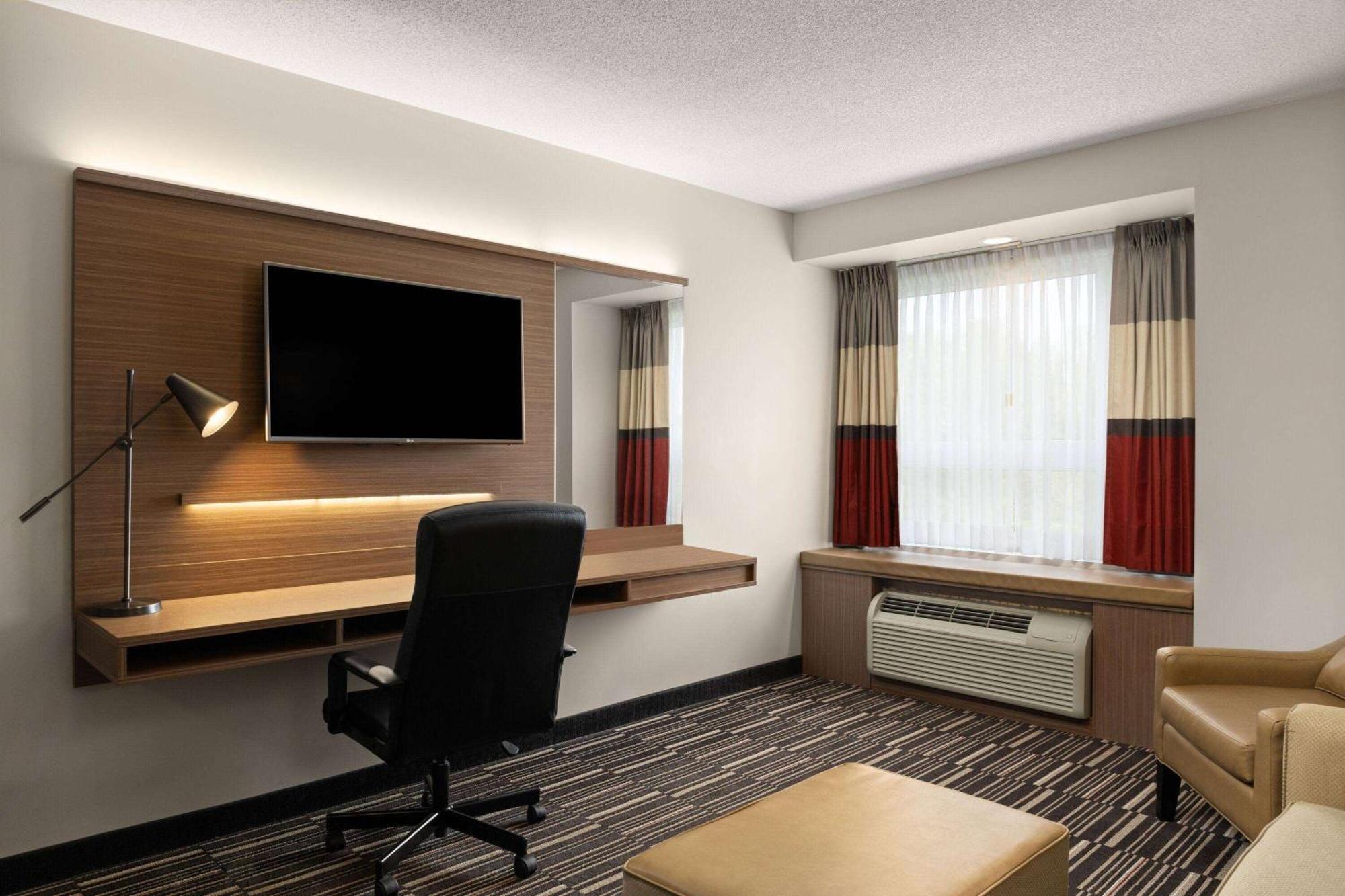 Microtel Inn&Suites by Wyndham Kirkland Lake Exterior foto