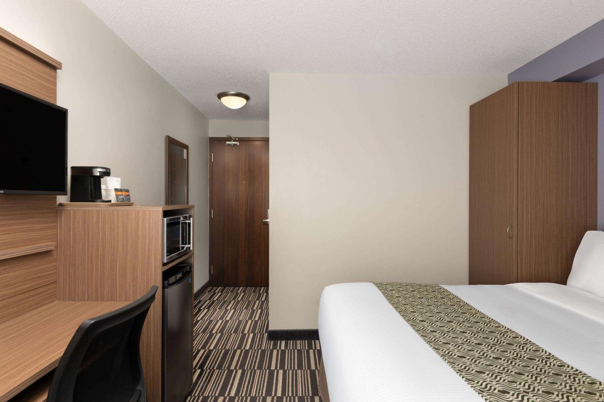 Microtel Inn&Suites by Wyndham Kirkland Lake Exterior foto