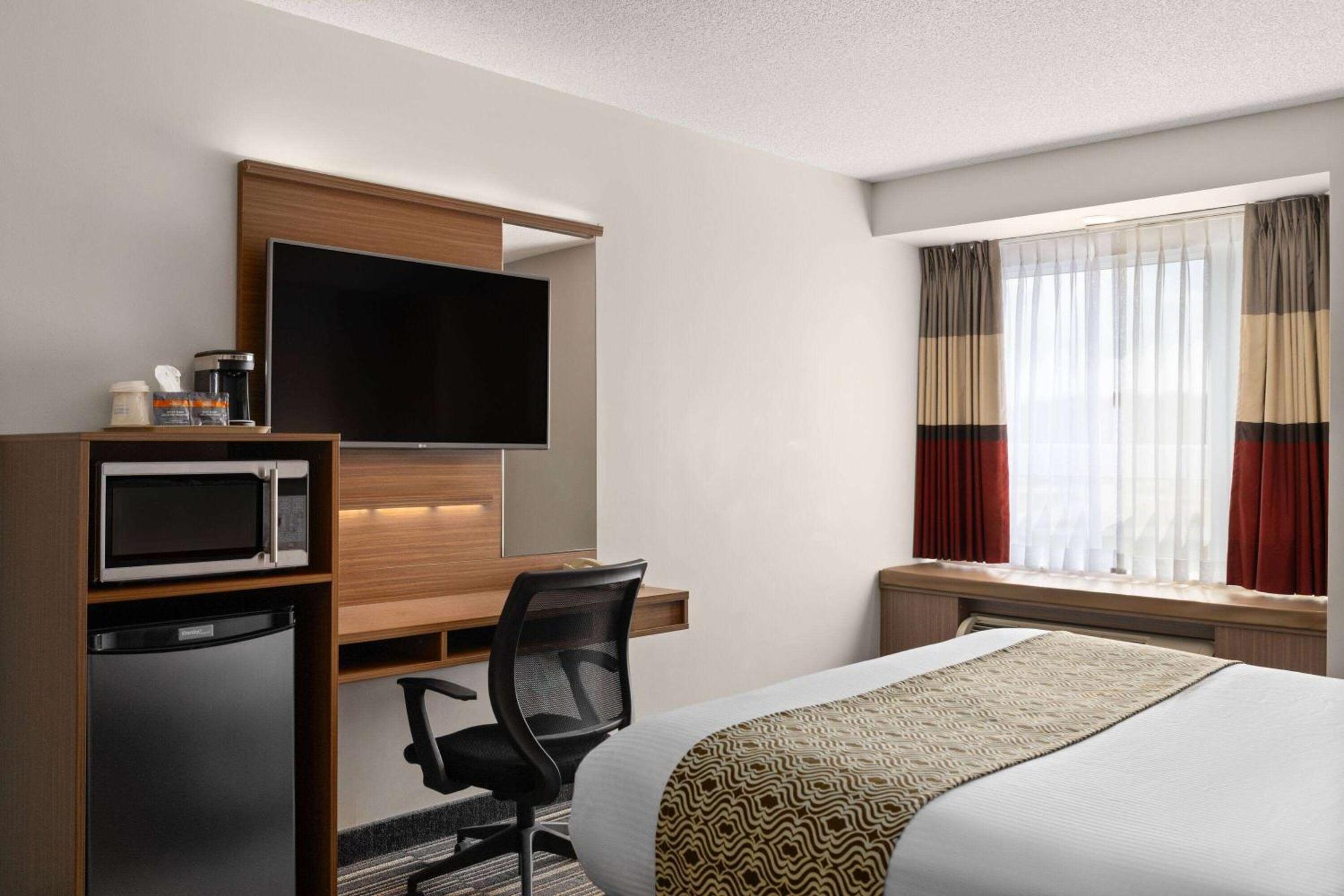Microtel Inn&Suites by Wyndham Kirkland Lake Exterior foto