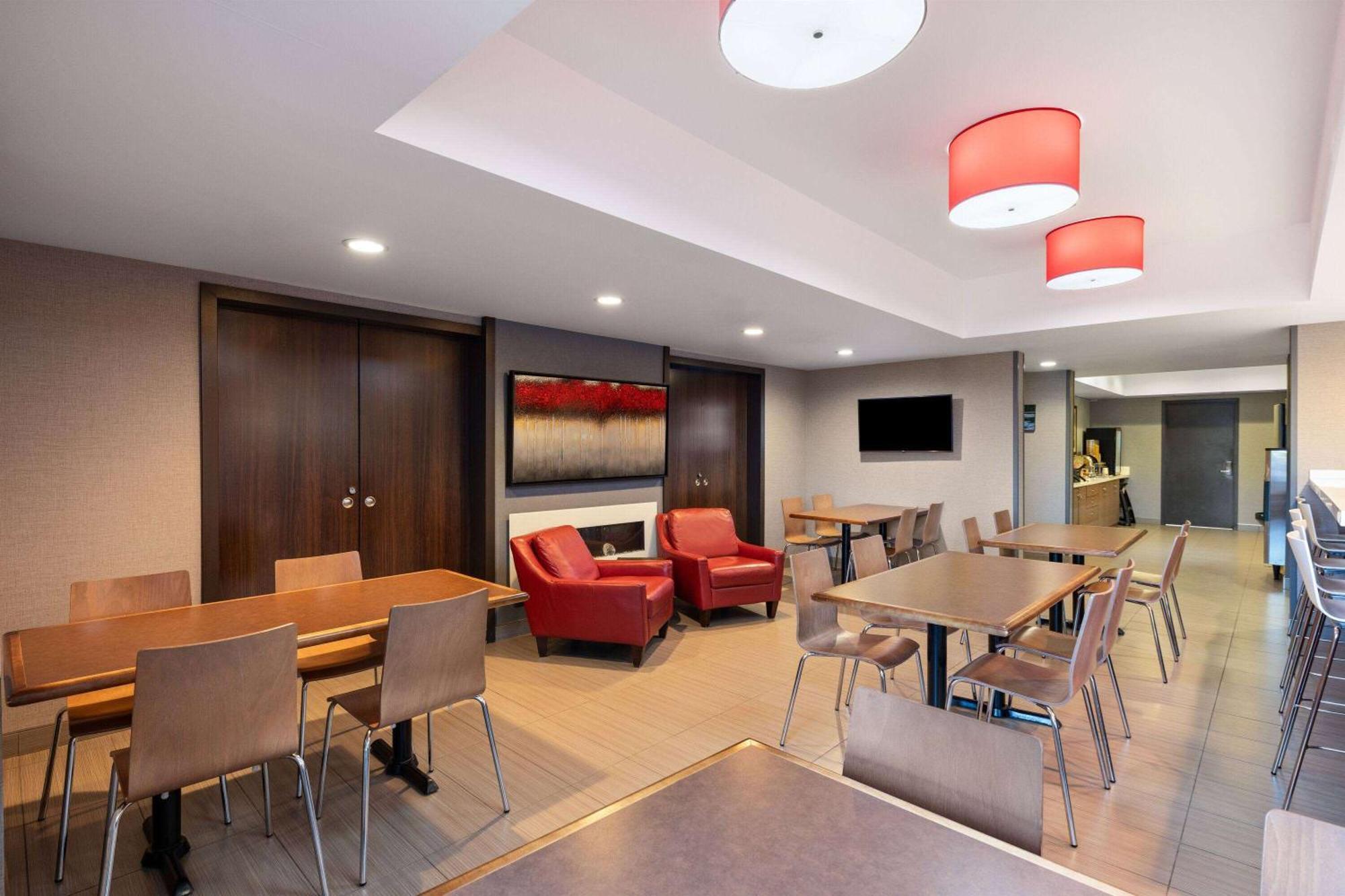 Microtel Inn&Suites by Wyndham Kirkland Lake Exterior foto