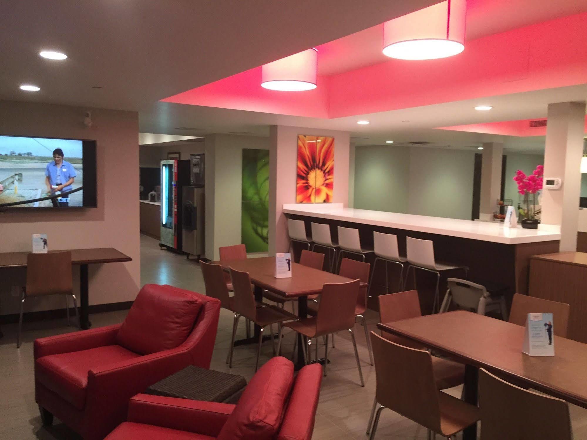 Microtel Inn&Suites by Wyndham Kirkland Lake Exterior foto